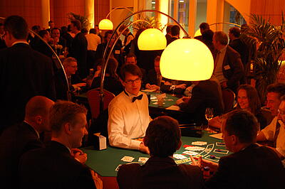 Casino als Weihnachtsfeier-Idee Casino mit mehreren Spieltischen für eine Weihnachtsfeier
