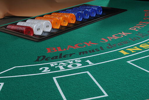 Tableau mit Jetons - Mini Blackjack-Tisch Tableau des Mini Blackjack-Tisch mit Jetons