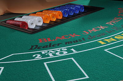 Tableau mit Jetons - Mini Blackjack-Tisch Tableau des Mini Blackjack-Tisch mit Jetons