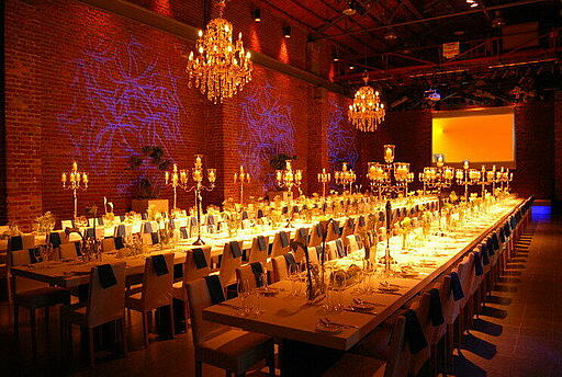 Weihnachtsfeier in den Bellini Hallen in Köln weihnachtlich gedeckte Tische in den Bellini Hallen in Köln