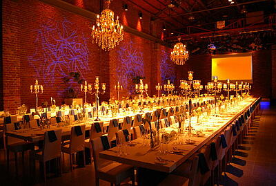 Weihnachtsfeier in den Bellini Hallen in Köln weihnachtlich gedeckte Tische in den Bellini Hallen in Köln