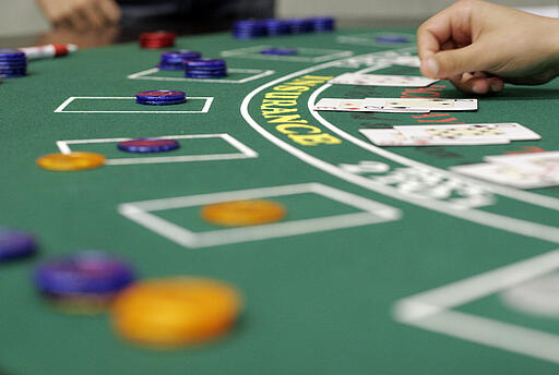 Blackjack auf der Weihnachtsfeier von Google Croupier fragt nach einer nächsten Karte beim Blackjack.