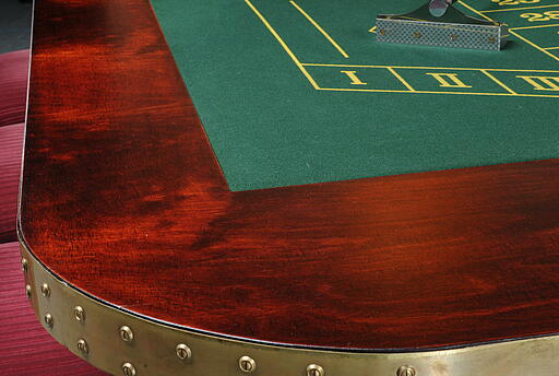Messingleiste am großen Roulette-Tisch Messingleiste am großen Roulette-Tisch