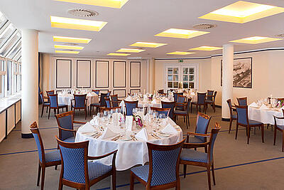 Hafen Klub an der Elbe in Hamburg gedeckte Tische im Hafen Klub an der Elbe in Hamburg