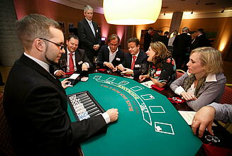 Blackjack als Idee für das Sommerfest Gäste des Sommerfests spielen Blackjack
