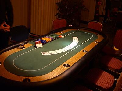 Pokerspieltisch für Teambuildingevent einsatzbereiter Pokerspieltisch für Teambuildingevent
