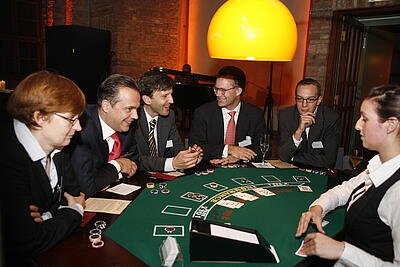Blackjack-Spieltisch für einen Kunden-Event Croupier teilt Spielkarten beim Blackjack auf einer Kundenveranstaltung aus.