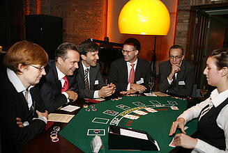 Blackjack-Spieltisch für einen Kunden-Event Croupier teilt Spielkarten beim Blackjack auf einer Kundenveranstaltung aus.