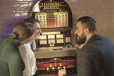 Spielen an einer Slot Machine Mann spielt an einer Slot Machine
