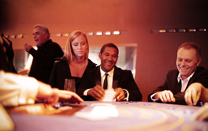 Gäste spielen mit viel Spaß Stud Poker.