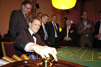 Roulette-Spieltisch auf einer Kundenveranstaltung in Frankfurt Croupier dreht den Kessel beim Roulette auf einem Kunden-Event in Frankfurt