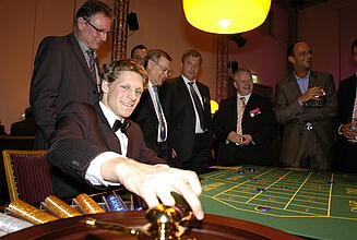 Roulette-Spieltisch auf einer Kundenveranstaltung in Frankfurt Croupier dreht den Kessel beim Roulette auf einem Kunden-Event in Frankfurt