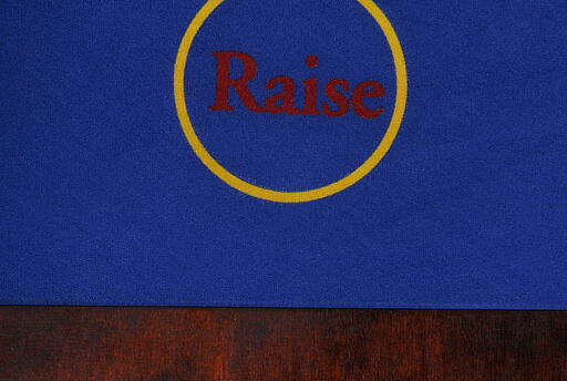 Raise-Feld auf dem Stud-Pokertisch Raise-Feld im gelben Kreis mit roter Schrift auf dem Stud-Pokertisch