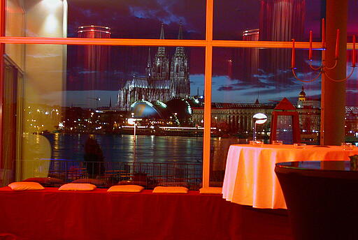 Ausblick auf den Dom bei Nacht aus dem Parksaals in den Rhein Terrassen in Köln Ausblick auf den Dom bei Nacht bei stimmungsvollen Licht aus dem Parksaals in den Rhein Terrassen in Köln