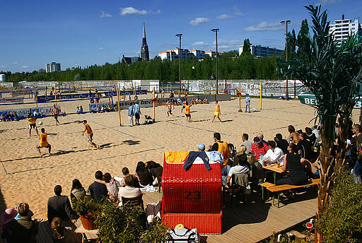 Volleyball - Beachbar Mitte Mehrere Volleyball-Spielfelder mit Spielern in der Beachbar Mitte