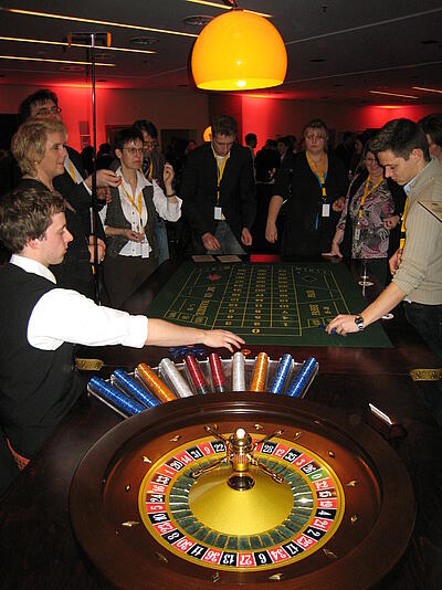 Roulette-Spieltisch anlässlich eines Kick off Gäste eines Kick off spielen Roulette.