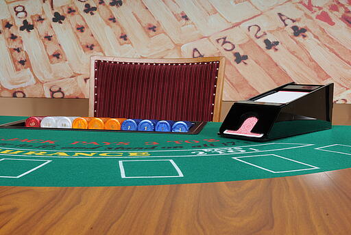 Kartenschlitten mit Jetons - Mini-Blackjack-Tisch Kartenschlitten mit Jetons auf dem Mini-Blackjack-Tisch