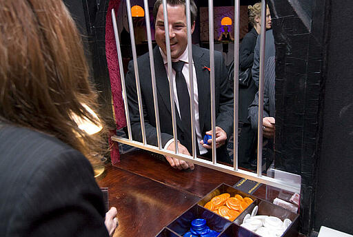 Kassenhaus bei einer Charityveranstaltung der DKMS Gäste tauschen Umtauschberechtigungen am Kassenhaus gegen Jetons ein.