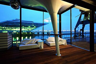 Ausblick vom Restaurant Kai auf die Elbe gemütliche Sitzecke mit Ausblick vom Restaurant Kai auf die Elbe