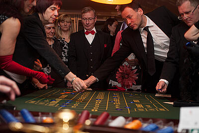 Roulette-Speiltisch auf einer Kundenveranstaltung in Berlin Gäste machen ihre Einsätze beim Roulette.