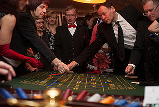 Roulette-Speiltisch auf einer Kundenveranstaltung in Berlin Gäste machen ihre Einsätze beim Roulette.