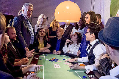 Spieler steht beim All in am Pokertisch auf