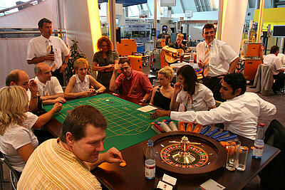 Roulette als Publikumsmagnet am Messestand der Rehm Schweißtechnik GmbH Viele Messebesucher spielen begeistert Roulette am Messestand der Rehm Schweißtechnik GmbH