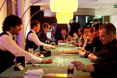 Dreifach-Blackjack-Tisch als Idee für eine Kundenveranstaltung Gäste spielen Blackjack an einem Dreifach-Blackjack-Tisch