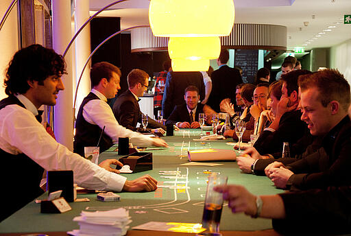 Dreifach-Blackjack-Tisch als Idee für eine Kundenveranstaltung Gäste spielen Blackjack an einem Dreifach-Blackjack-Tisch