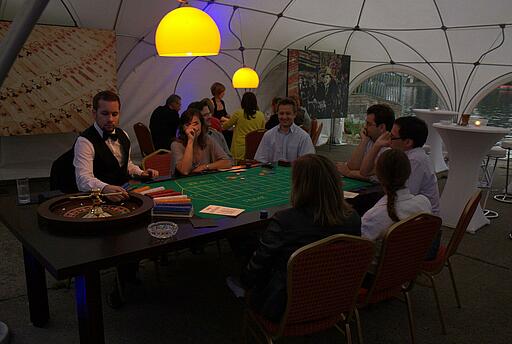 Firmensommerfest der Gazprom Germania GmbH mit einem Roulette-Tisch Gäste des Firmensommerfests der Gazprom Germania GmbH spielen Roulette