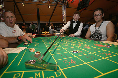 Roulette bei der Mni Challenge Gäste der Mini Challenge spielen Roulette.