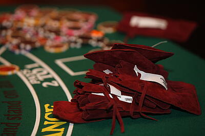 Samtsäckchen für Pokerchips auf einer Kundenveranstaltung bordeuxfarbene Samtsäckchen für Pokerchips auf einer Kundenveranstaltung