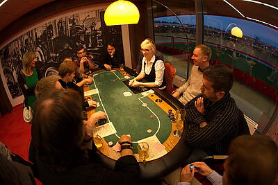 Pokern in der Eisernen Lounge in der Alten Försterei Pokern in der Eisernen Lounge in der Alten Försterei mit Blick auf das Stadion.