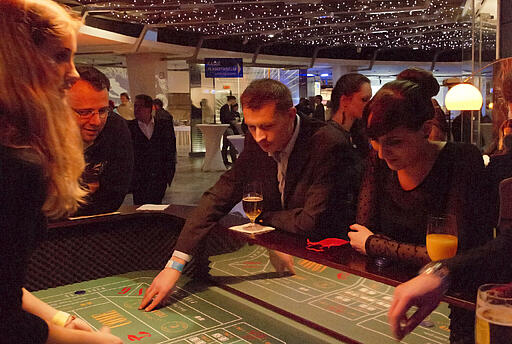 Craps - Weihnachtsfeier in Berlin Gäste der Weihnachtsfeier der Invoco Helpline GmbH spielen Craps-Würfel-Spiel im Planetarium in Berlin.