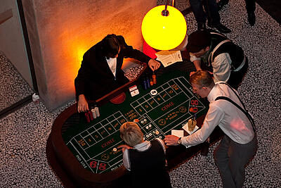 Craps-Würfel-Tisch bei der Weihnachtsfeier von brands4friends Craps-Würfel-Tisch aus der Vogelperspektive bei der Weihnachtsfeier von brands4friends