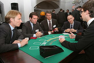 Incentive Event mit einem Blackjack-Tisch Croupier erklärt die Blackjack-Spielregeln bei einem Incentive Event