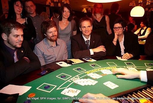 Blackjack als Idee für ein Firmenjubiläum Croupier verteilt Karten beim BlackJack bei einem Firmenjubiläum.