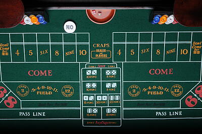 Craps-Würfel-Tisch Draufsicht Draufsicht auf einen einsatzbereiten Craps-Würfel-Tisch