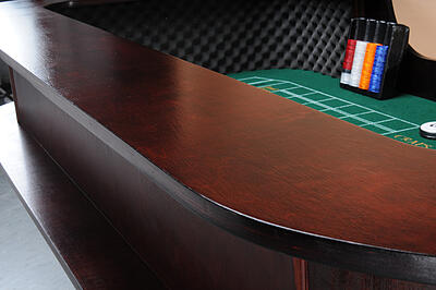 Holzumrandung des Craps-Würfel-Tischs Holzumrandung des Craps-Würfel-Tischs