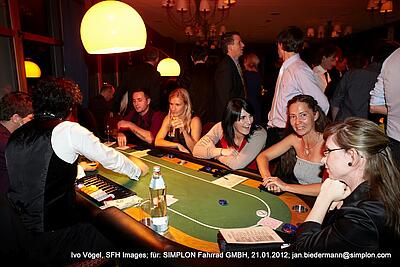 Poker als Idee für ein Firmenjubiläum Gäste haben Spaß beim Pokern auf einem Firmenjubiläum.