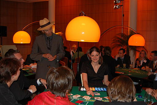 Blackjack-Spieltisch bei einem Firmenjubiläum der Simcorp GmbH Gäste des Firmenjubiläum der Simcorp GmbH spielen Blackjack.