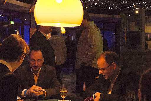 Blackjack-Tisch bei der Weihnachtsfeier der Invoco Helpline GmbH Weihnachtsfeier mit einem Blackjack-Tisch unter Sternen.