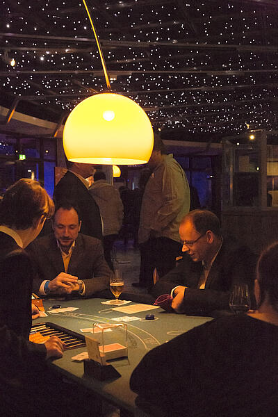 Blackjack-Tisch bei der Weihnachtsfeier der Invoco Helpline GmbH Weihnachtsfeier mit einem Blackjack-Tisch unter Sternen.
