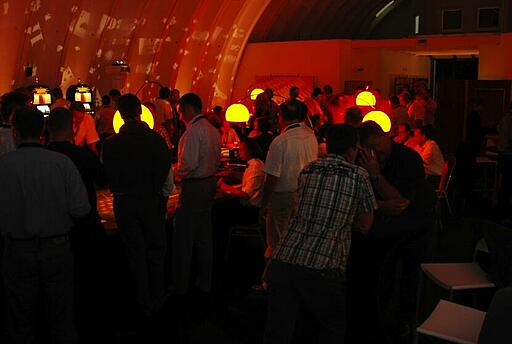 Acrtos Kundenveranstaltung mit einem mobilen Casino in Groß Dölln Mobiles Casino im schummrigen Licht in Groß Dölln.