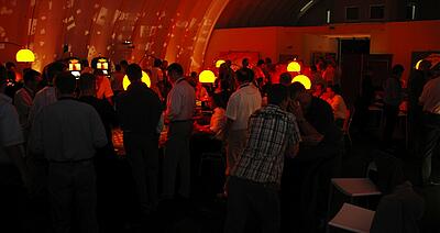 Acrtos Kundenveranstaltung mit einem mobilen Casino in Groß Dölln Mobiles Casino im schummrigen Licht in Groß Dölln.