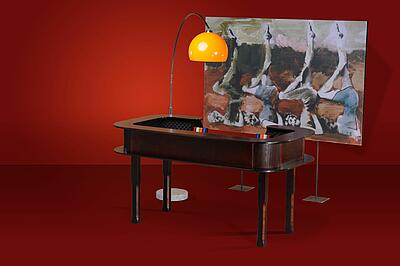 Craps-Würfel-Tisch vor Dekorationsstellwand Ein Craps-Würfel-Tisch vor einer Dekorationsstellwand mit rotem Hintergrund.