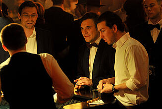 Gäste am Craps-Würfeltisch beim Casino Royal Gäste spielen am Craps-Würfeltisch beim Casino Royal.