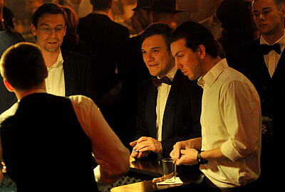 Gäste am Craps-Würfeltisch beim Casino Royal Gäste spielen am Craps-Würfeltisch beim Casino Royal.