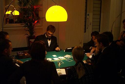 Blackjack-Spieltisch beim Incentive der United Internet AG Teilnehmer eines Incentive der United Internet AG spielen zusammen Blackjack.