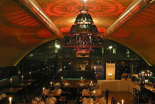 Habel Weinkultur bei Nacht Habel Weinkultur bei Nacht mit riesigem Kronleuchter